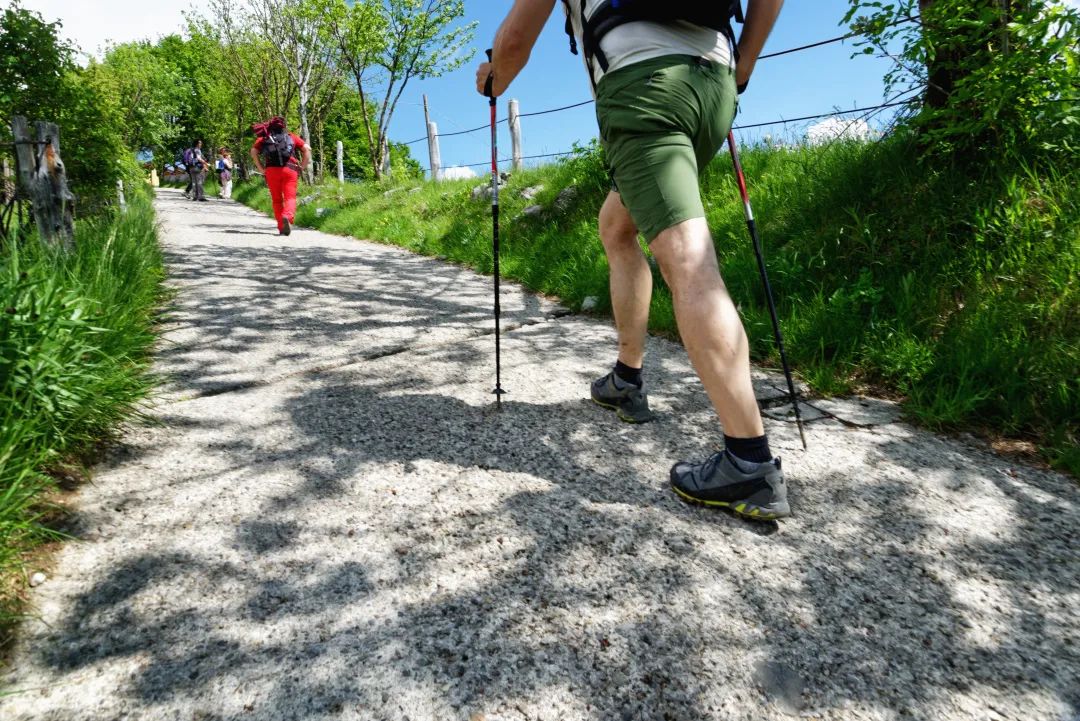 登山装备一览表_登山装备一套多少钱_登山装备图