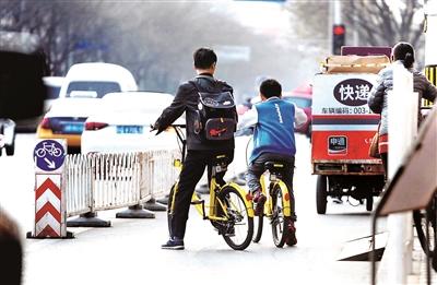 未满12岁不能骑车上路 小学生骑共享单车安全谁负责?