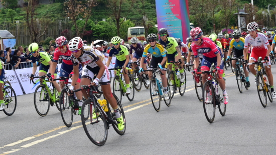 “2018全景贵州女子国际公路自行车赛”首站在都匀鸣枪开赛