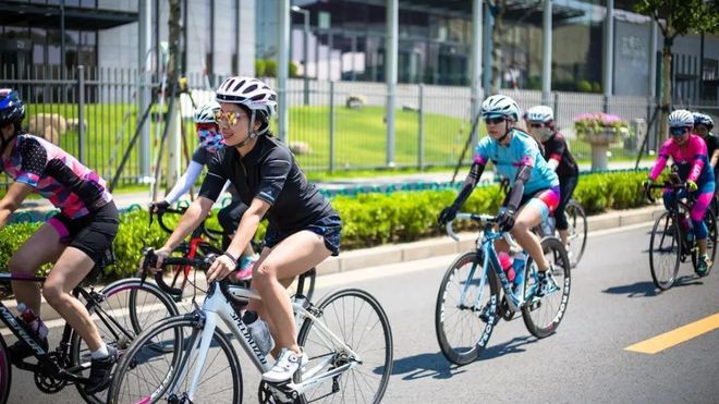 女生骑公路车_骑公路女生车的图片_骑公路车女孩