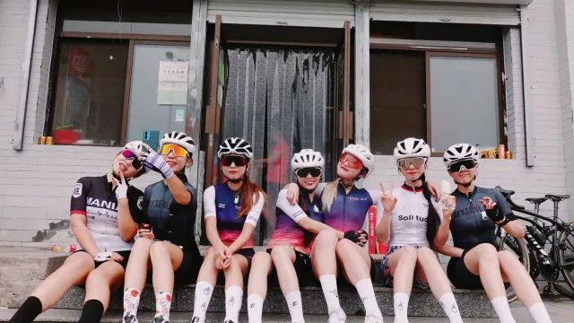 骑公路车女孩_骑公路女生车的图片_女生骑公路车