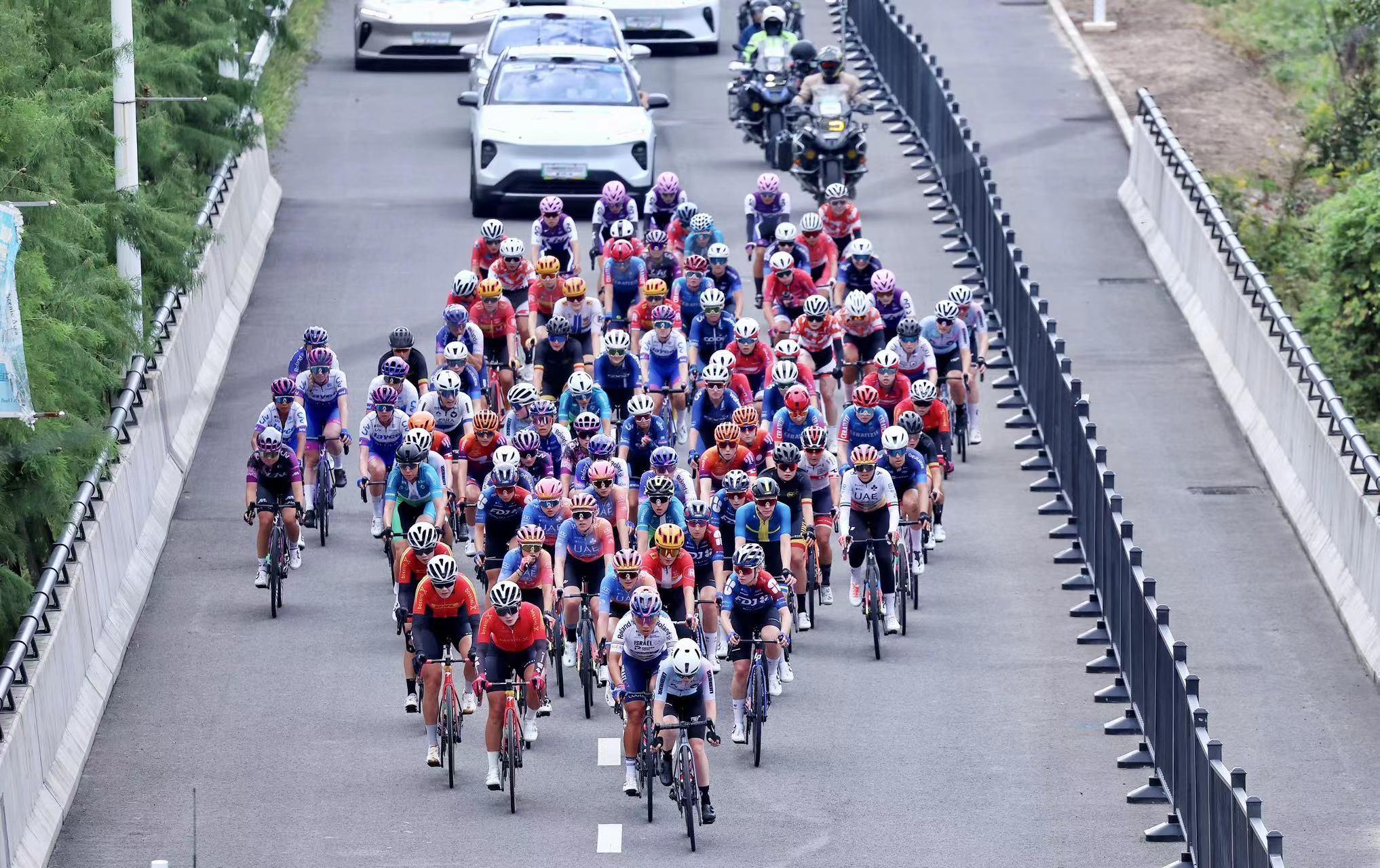 环崇明岛女子自行车世巡赛鸣枪，高规格比赛带来高水平竞争