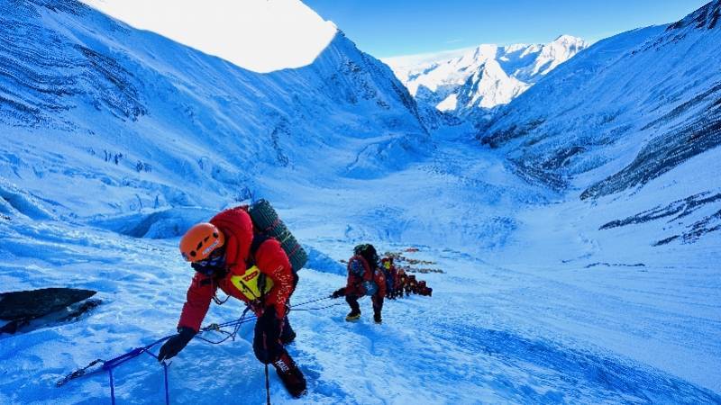 世界屋脊上的“勇者生意”：珠峰商业登山产业链日渐成熟背后