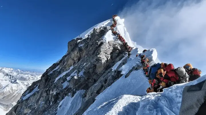 登山者爱好鬼是哪一集_8个登山爱好者 谁是鬼_登山者k